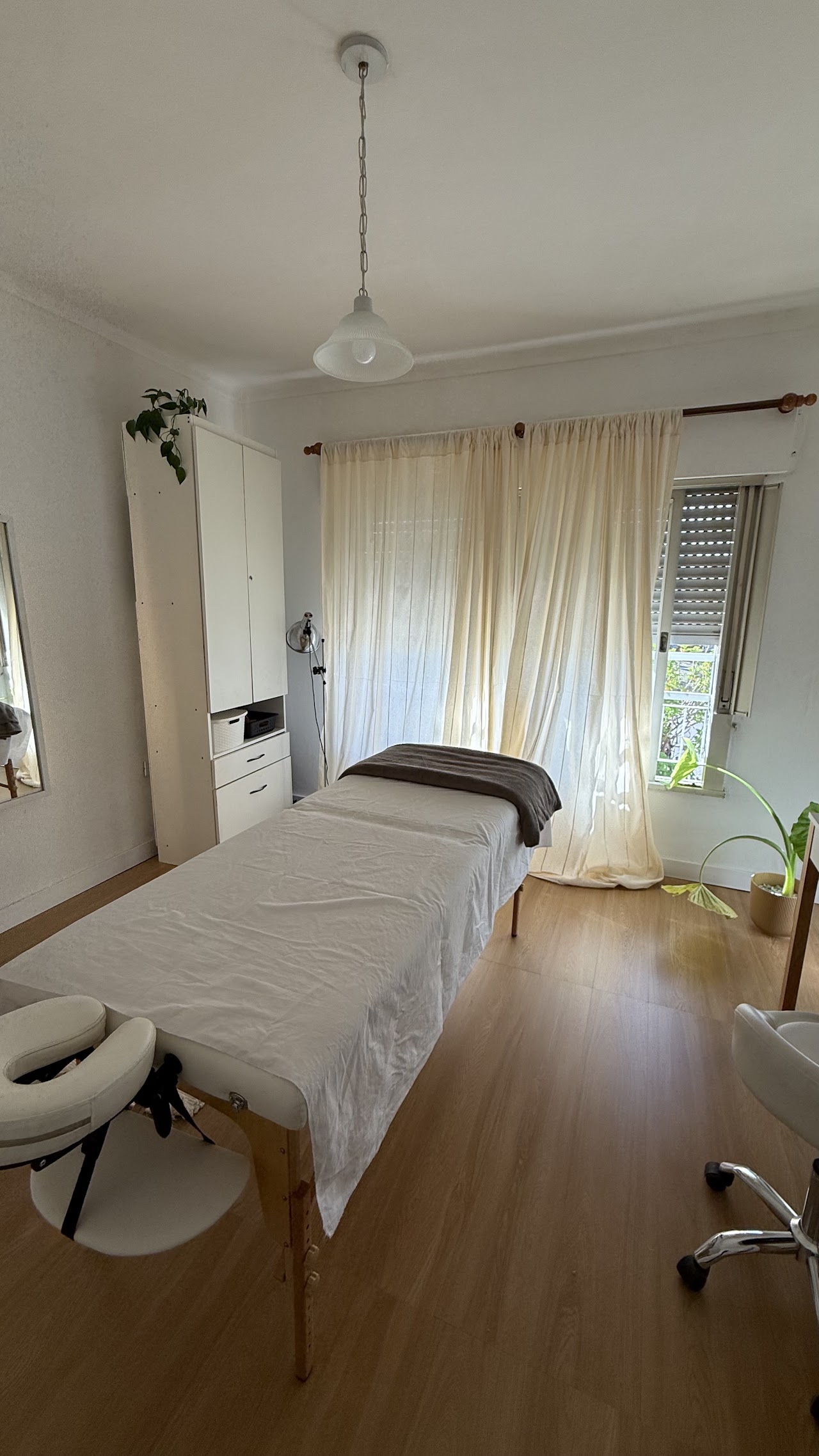 Sala de masajes de Masajes by Abi con camilla y ambiente cálido en Bahía Blanca