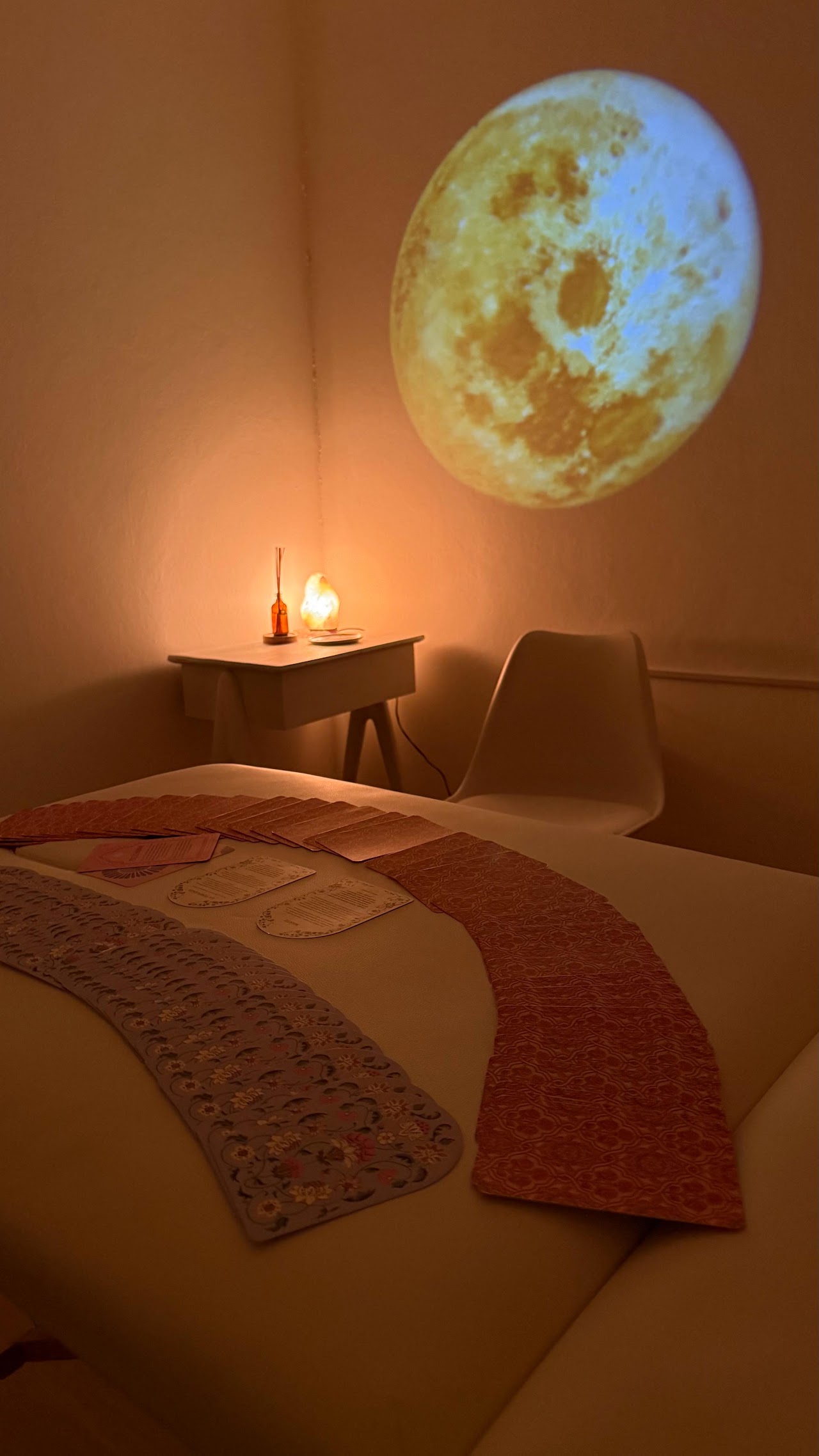 Espacio de limpieza energética con tarot y luz de luna en Masajes by Abi